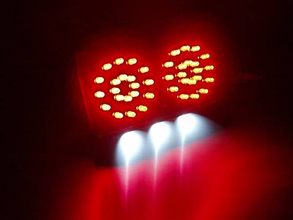 ★CB400SF(NC31) /CB1300SF LEDテールランプユニット H1-A_ユニットのみの発光写真です。