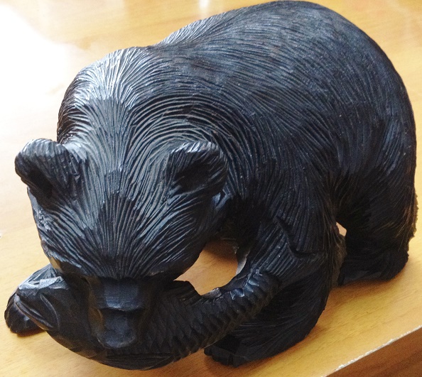 鮭を咥えた熊 黒 木彫り 民芸品 21cm_画像1