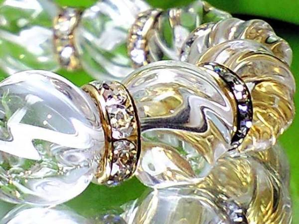 人気綺麗水晶トルネード彫水晶１４ミリ 金ロンデルブレス