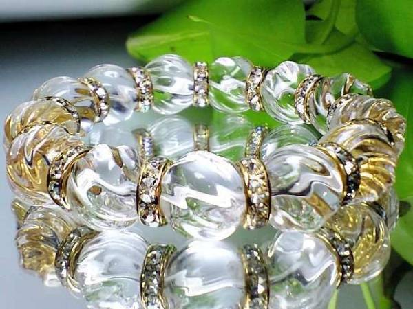 人気綺麗水晶トルネード彫水晶１４ミリ 金ロンデルブレス
