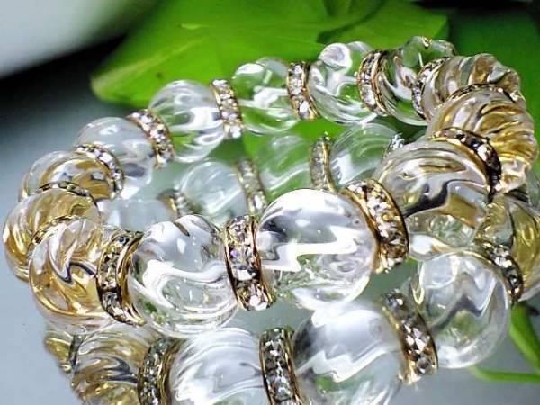 人気綺麗水晶トルネード彫水晶１４ミリ 金ロンデルブレス