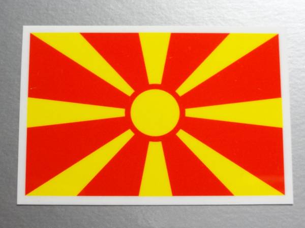 1■_マケドニア国旗ステッカー Sサイズ 5x7.5cm 1枚即買■シール■耐水 EU_画像1