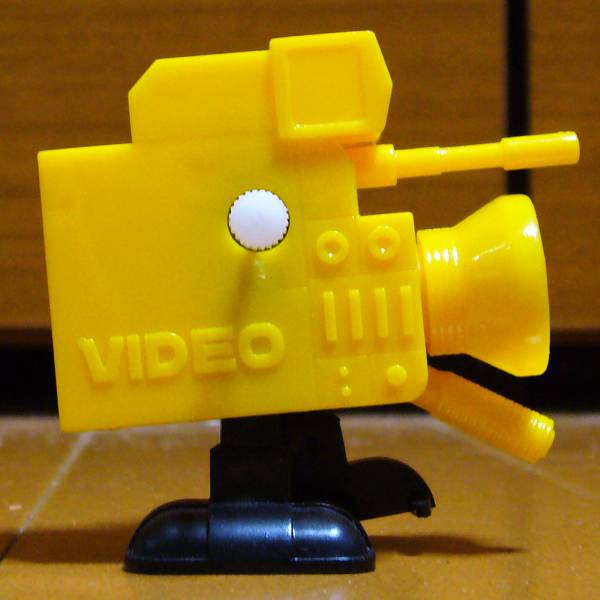 ビンテージ ゼンマイ歩行 おもちゃ 黄色のTVビデオカメラさん